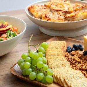 Pizza, salaatti ja alkoholiton juoma /hlö